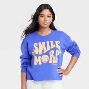 Smiley World Women’s Graphic Smile long Sleeve fleece crewneck sweater size Med